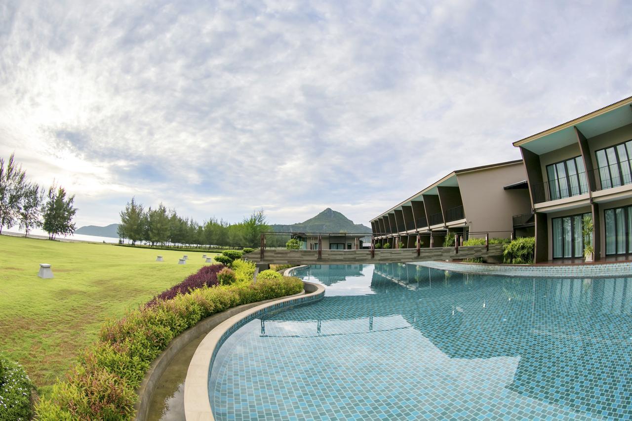 La Isla Pranburi Beach Resort Sam Roi Yot Bagian luar foto