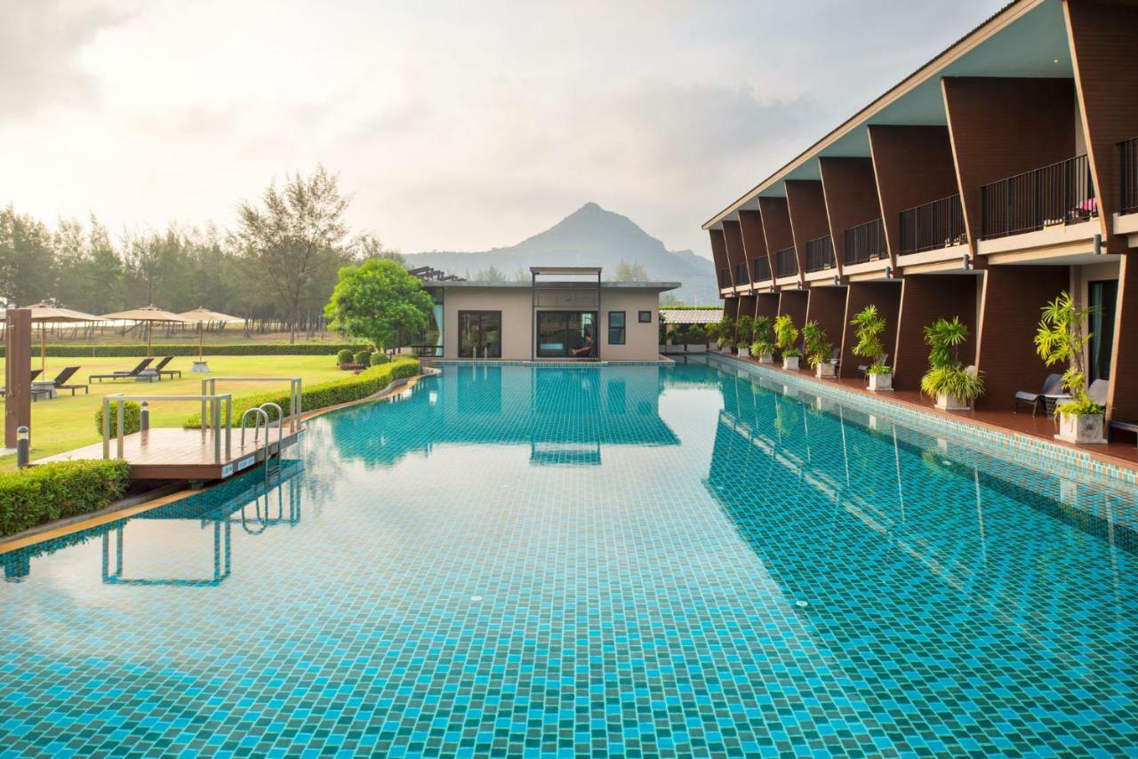 La Isla Pranburi Beach Resort Sam Roi Yot Bagian luar foto