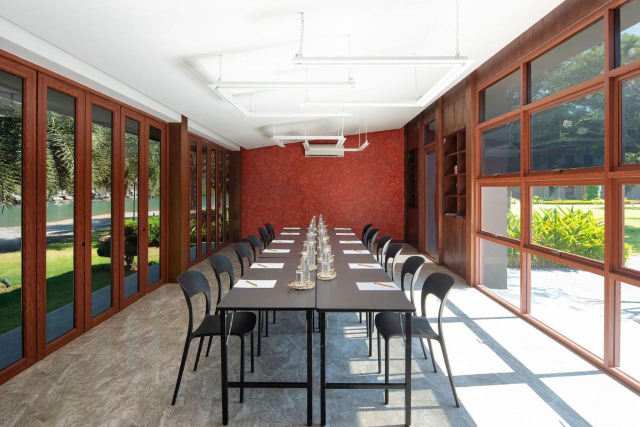 La Isla Pranburi Beach Resort Sam Roi Yot Bagian luar foto
