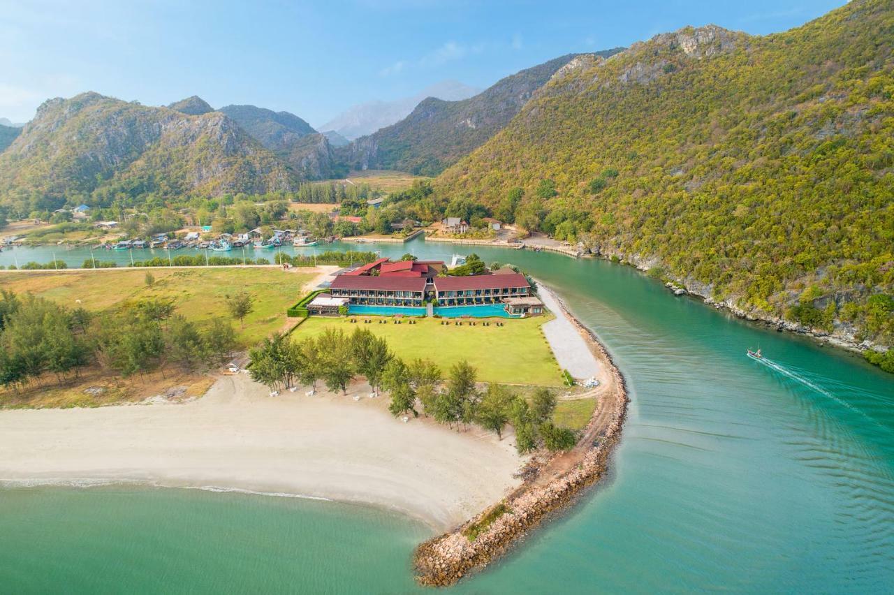 La Isla Pranburi Beach Resort Sam Roi Yot Bagian luar foto